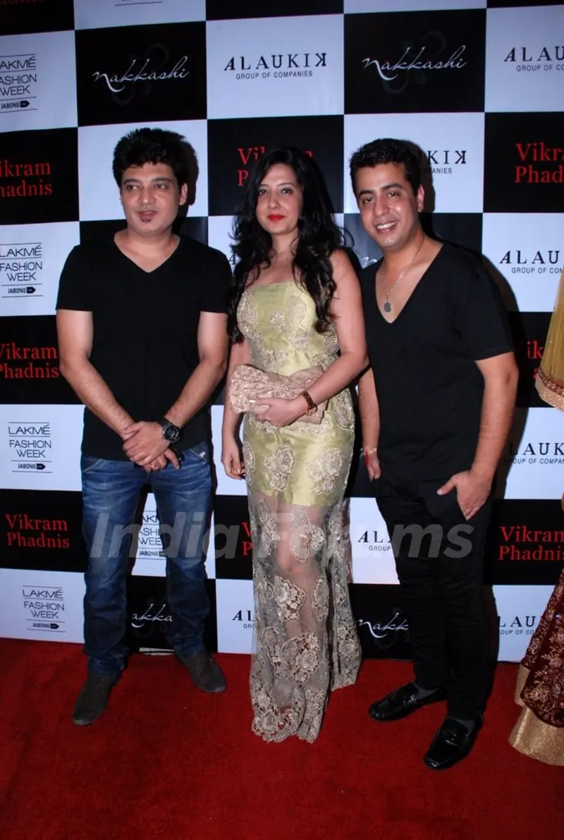 Amy Billimoria poses with guests at Vikram Phadnis Bash
