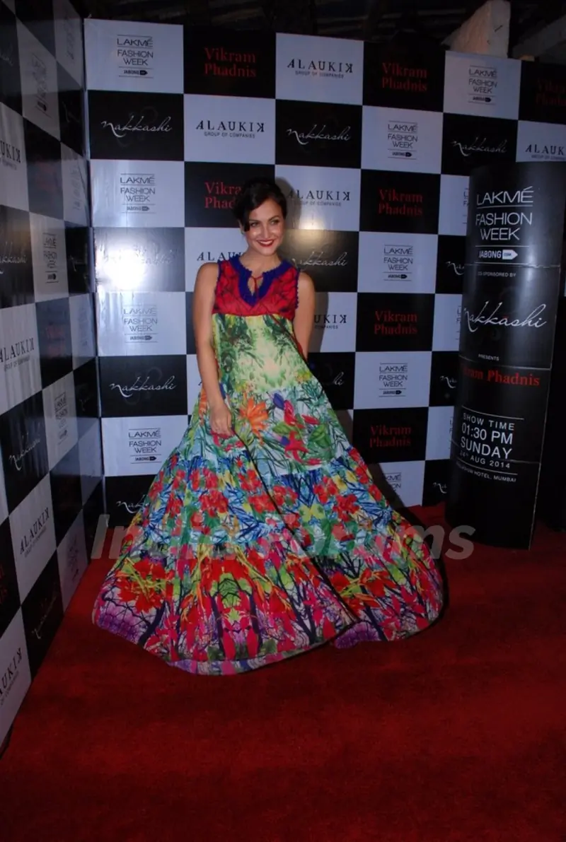 Elli Avram poses for the media at Vikram Phadnis Bash