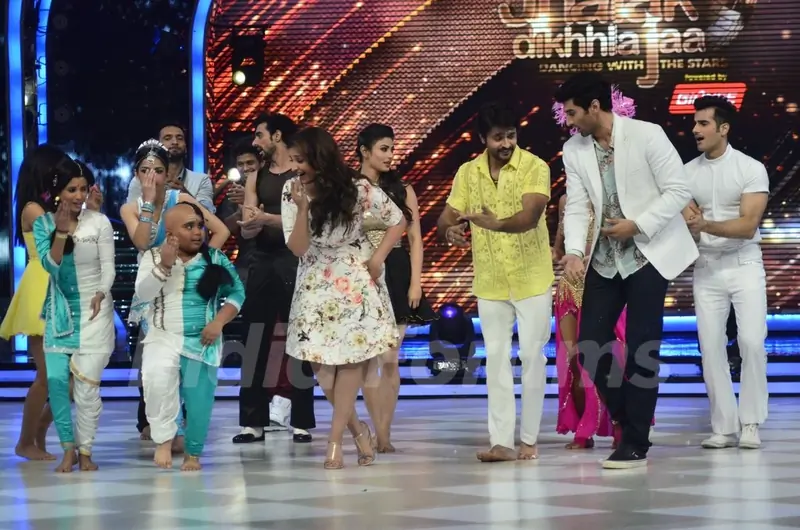 Parineeti and Aditya shake a leg with the contestants on Jhalak Dikhhlaa Jaa