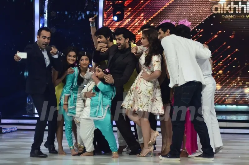 Parineeti and Aditya click a selfie with the contestants on Jhalak Dikhhlaa Jaa