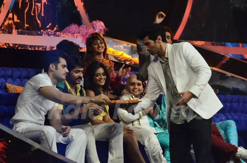 Aditya Roy Kapur distributes sweets to the contestants on Jhalak Dikhhlaa Jaa