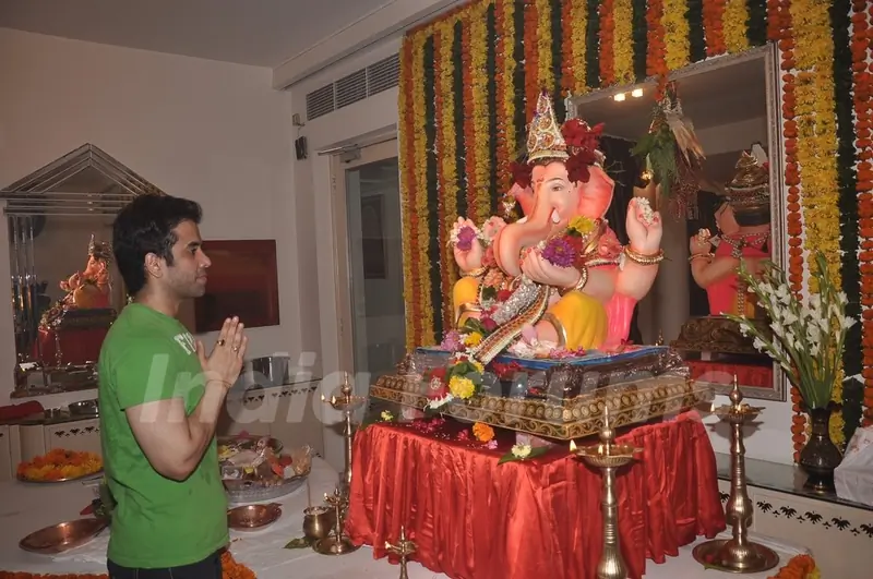Tusshar Kapoor offering his prayers to Lord Ganesha