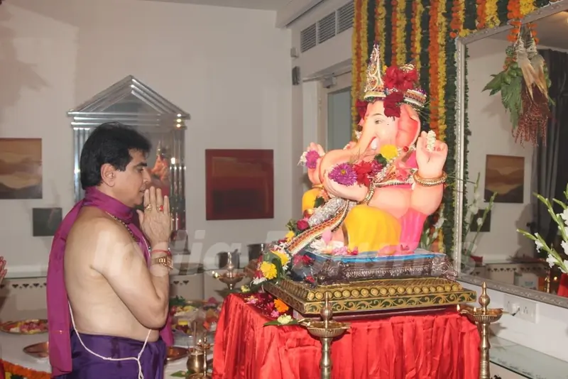 Jeetendra offering his prayers to Lord Ganesha