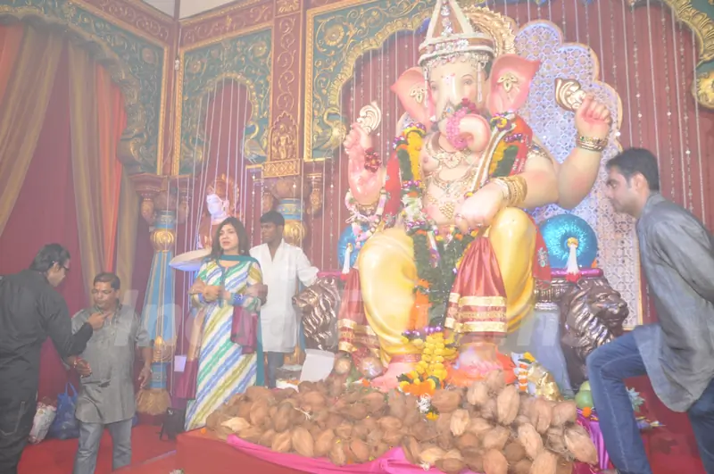 Alka Yagnik Visits Andheri Cha Raja