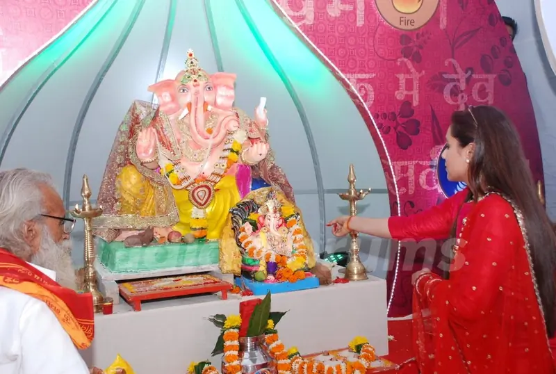 Rani Mukherjee offering her prayers to Lord Ganesha