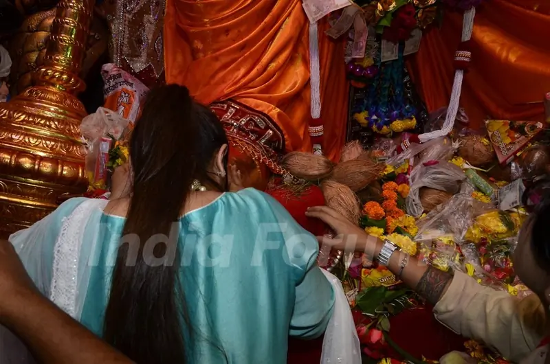 Rani Mukherjee seeks the blessings of Lalbaug cha Raja