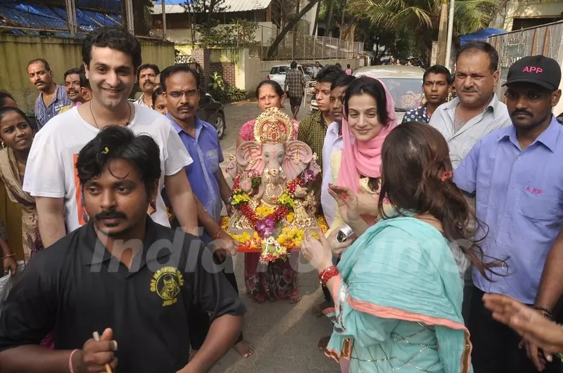 Ameesha Patel snapped with Ganesha idol at the Visarjan of Lord Ganesha