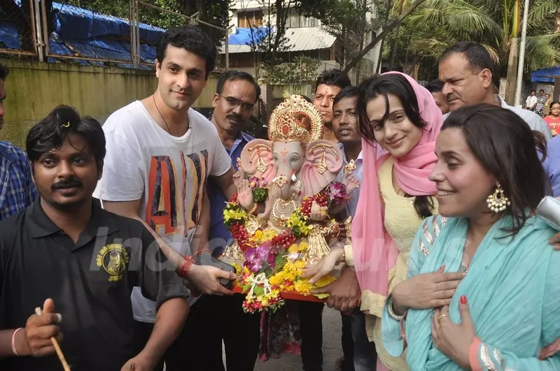Ameesha Patel poses with the idol of Lord Ganesha at the Visarjan