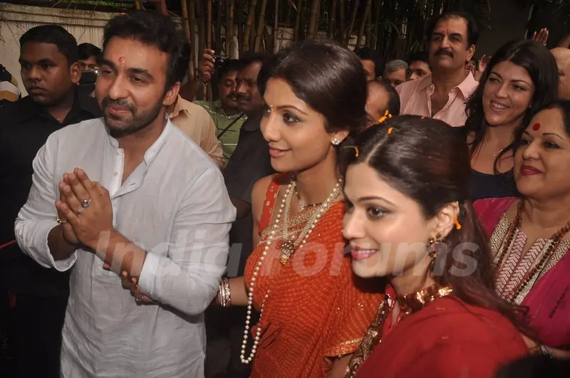 Shilpa Shetty, Shamita Shetty and Raj Kundra at the Visarjan of Lord Ganesha