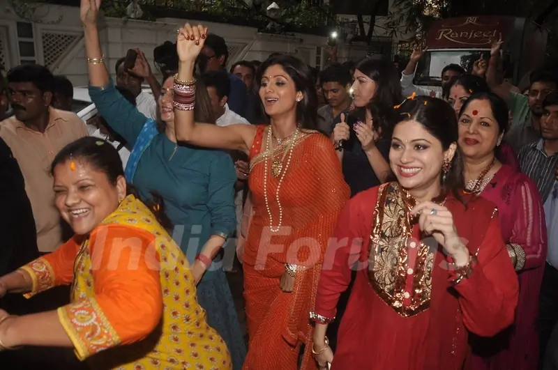 Shilpa Shetty and Shamita Shetty dance to the beats of dhol at the Visarjan of Lord Ganesha