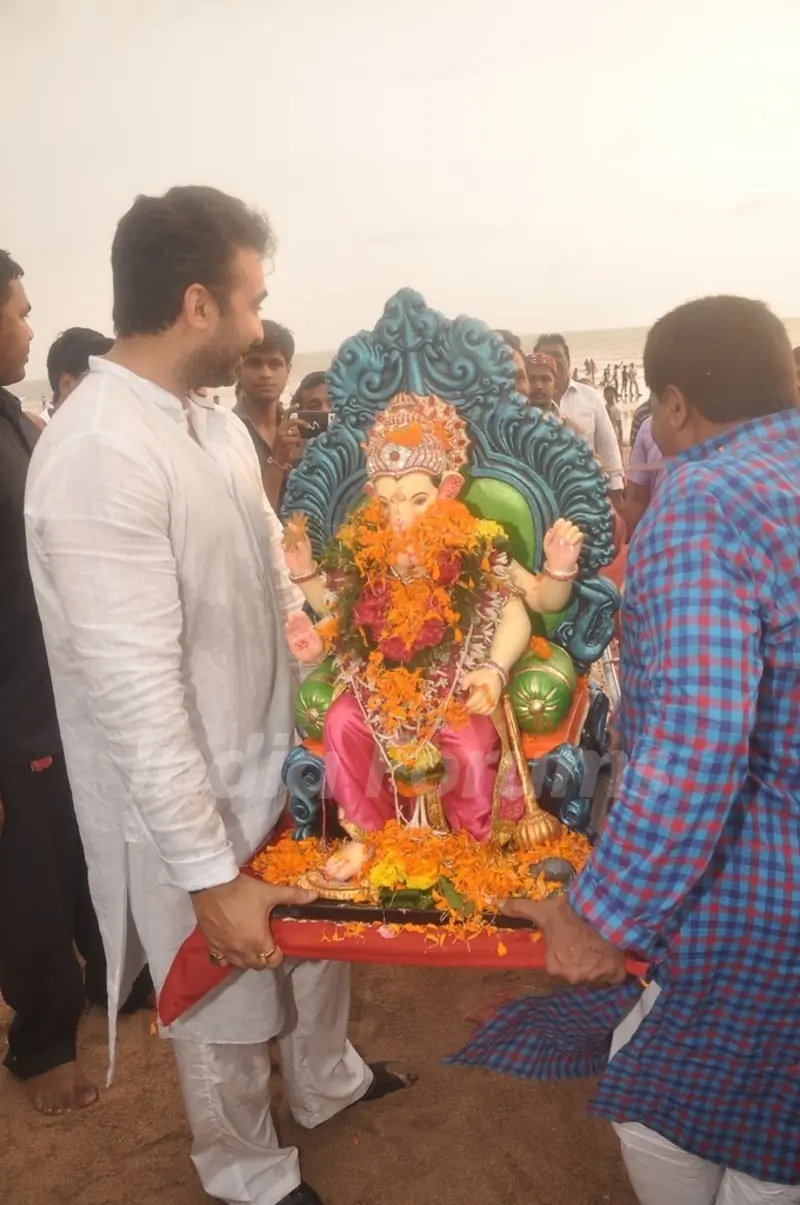 Raj Kundra snapped holding the Ganesha idol for the Visarjan