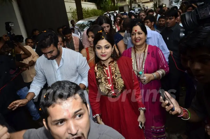 Shilpa Shetty, Shamita Shetty and Raj Kundra at the Visarjan of Lord Ganesha