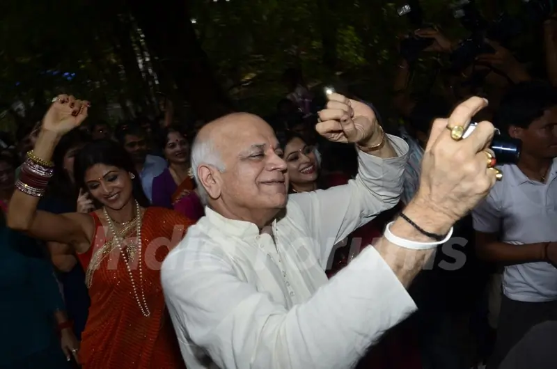 Shilpa Shetty snapped enjoying the dance at the Visarjan of Lord Ganesha