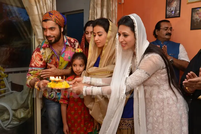 Divyanka Tripathi performs an Aarti with Sharad Malhotra to Lord Ganesha