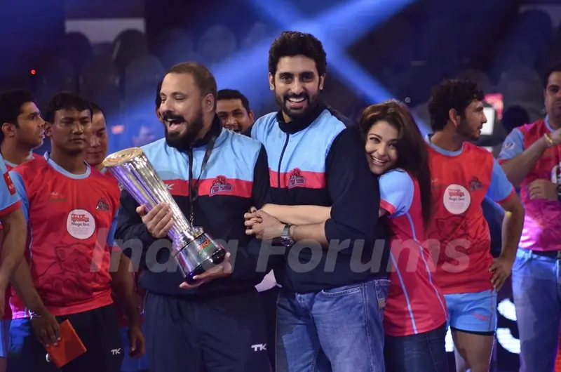 Abhishek and Aishwarya hand over the trophy to the coach of Jaipur Pink Panthers