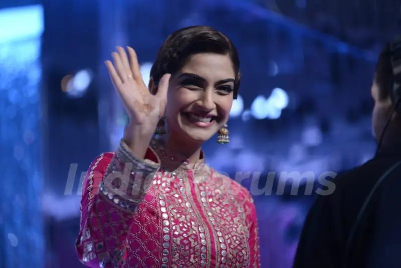 Sonam Kapoor waves to the audience at the Promotions of Khoobsurat on Jhalak Dikhla Jaa Season 7