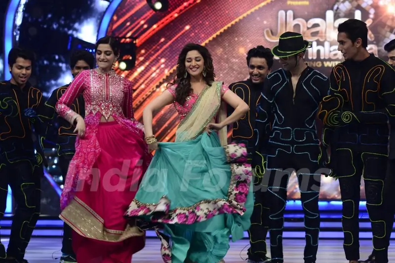 Sonam Kapoor shakes a leg with Madhuri Dixit on Jhalak Dikhhlaa Jaa