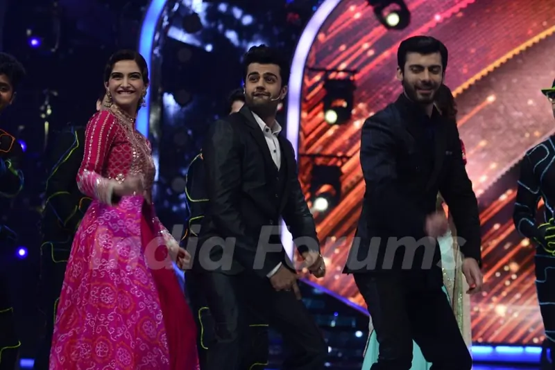 Sonam Kapoor shakes a leg with Fawad Khan and Manish Paul on Jhalak Dikhhlaa Jaa