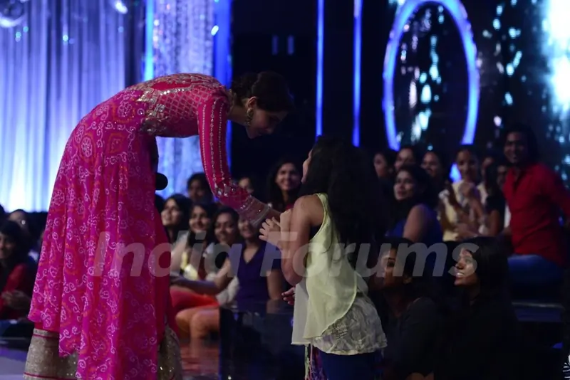 Sonam Kapoor greets the audience on Jhalak Dikhhlaa Jaa Season 7