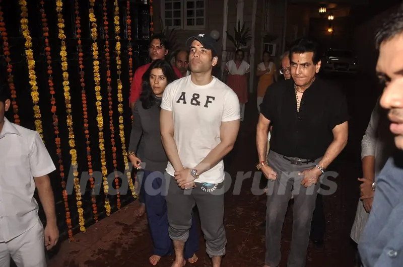 Ekta Kapoor, Tusshar Kapoor and Jeetendra at the Ganpati Visarjan