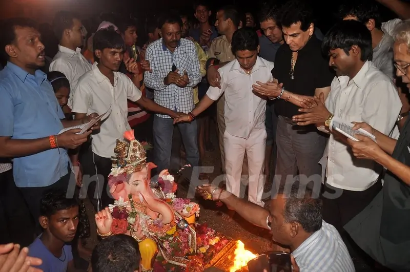 Jeetendra prays to Lord Ganesha at the Visarjan