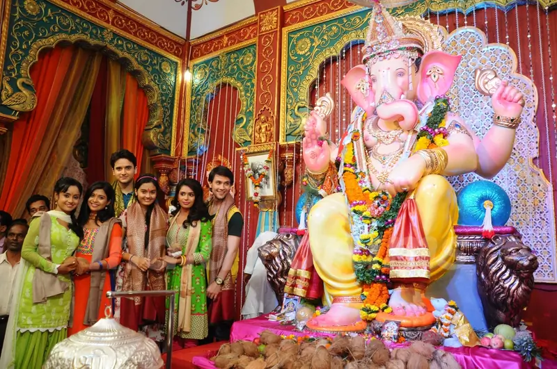 The cast of Shastri Sisters visit Andhericha Raja