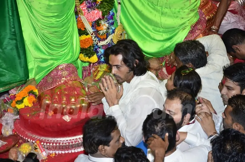 Arjun Rampal seeks blessings from Lalbaughcha Raja