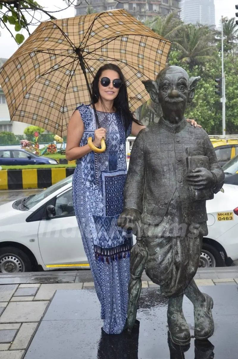 Neha Dhupia with the comman man's statue of R.K. Laxman