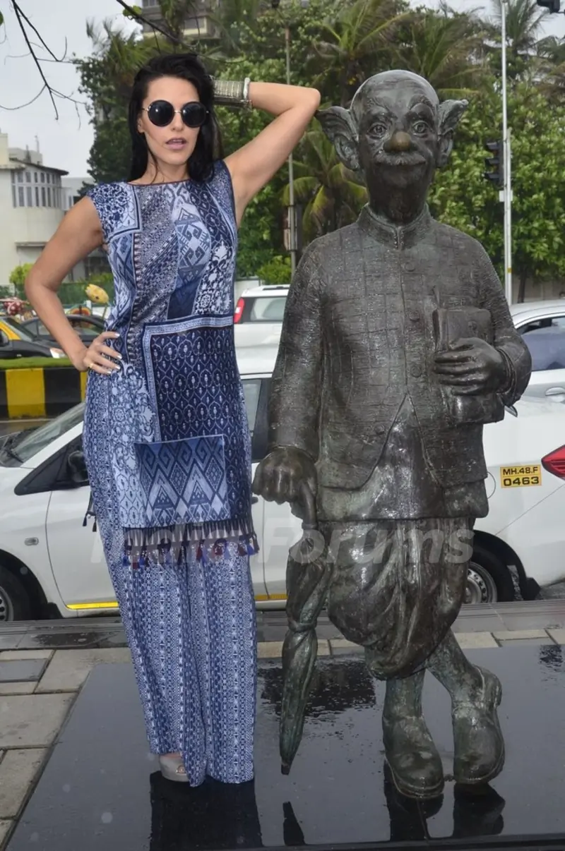 Neha Dhupia with the comman man's statue of R.K. Laxman