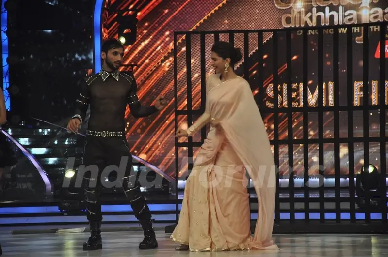 Deepika Padukone and Punit perform on Jhalak Dikhla Jaa Season 7