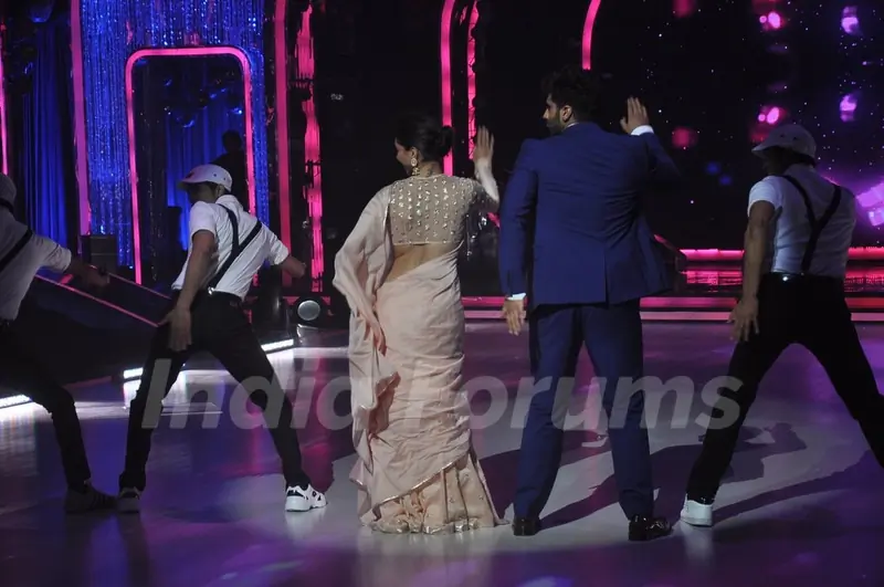 Arjun Kapoor and Deepika Padukone perform on Jhalak Dikhla Jaa Season 7