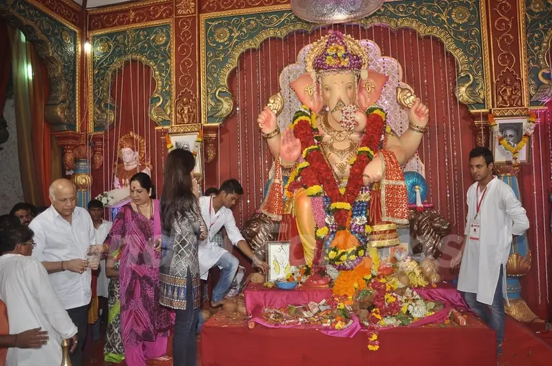 Shilpa Shetty seeks blessings from Andhericha Raja