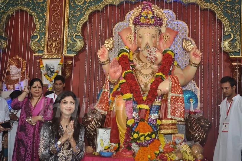 Shilpa Shetty seeks blessings from Andhericha Raja