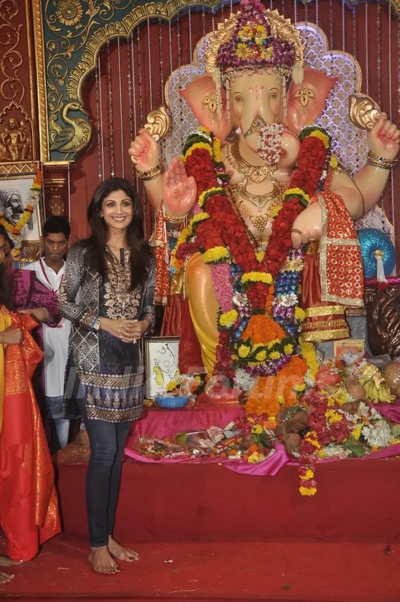 Shilpa Shetty Visits's Andhericha Raja
