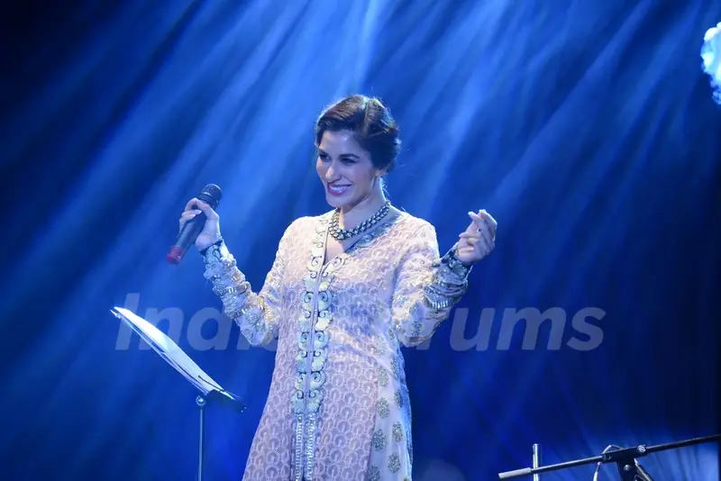 Sophie Choudry performing at Gujrati Jalso 2014 in Schon by Sakshee Pradhan
