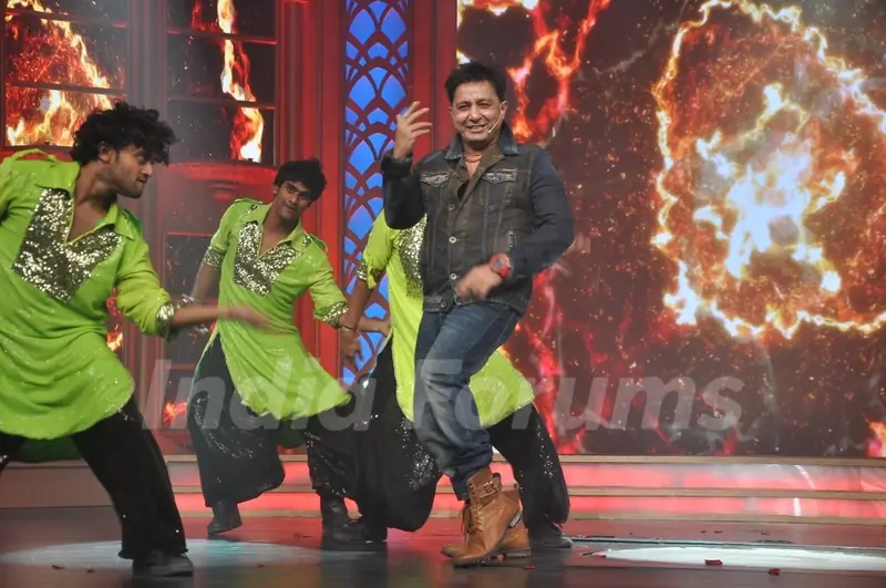 Sukhwinder Singh performs at the Music Launch of Happy New Year