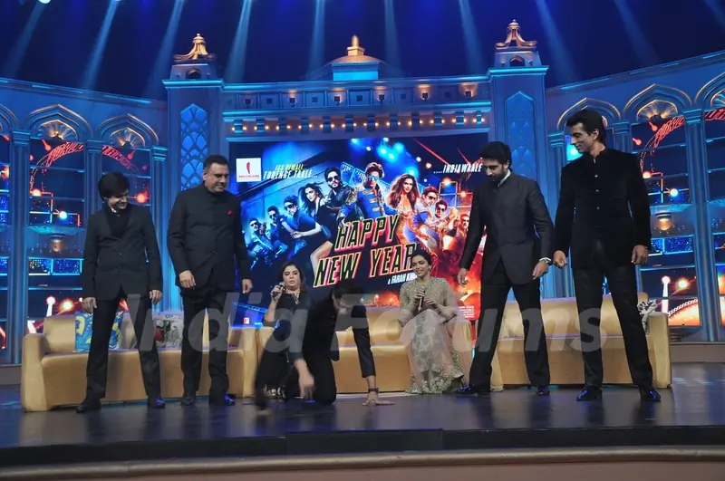 Shah Rukh Khan performs a stunt at the Music Launch of Happy New Year
