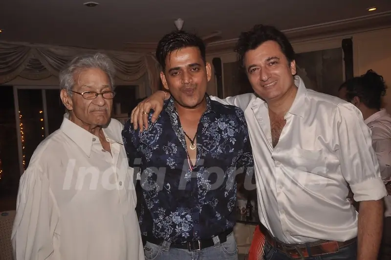 Ravi Kissen and Avinash Wadhavan pose with Rajkumar Kohli at his Birthday Bash