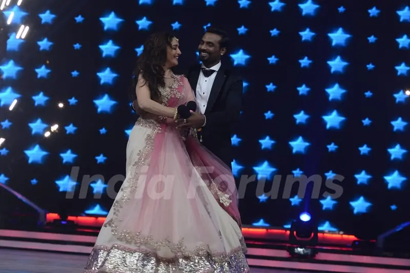Remo Dsouza performs with Madhuri Dixit on Jhalak Dikhla Jaa Grand Finale