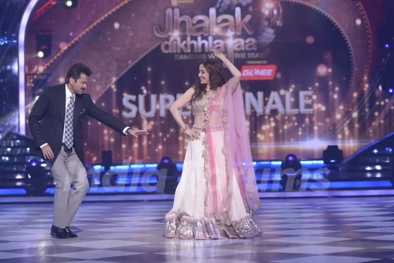 Anil Kapoor shakes a leg with Madhuri Dixit at Jhalak Dikhhlaa Jaa Grand Finale
