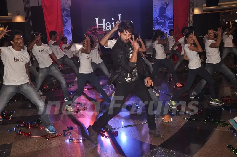 Shahid Kapoor performs with the Flash mob at Haider Song Launch