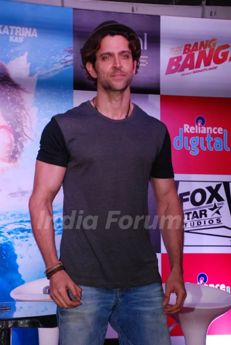 Hrithik Roshan poses smartly for the media at the Promotion of Bang Bang