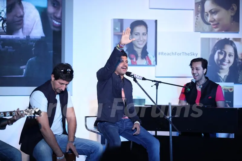 Farhan Akhtar performing at the Song Launch of MARD