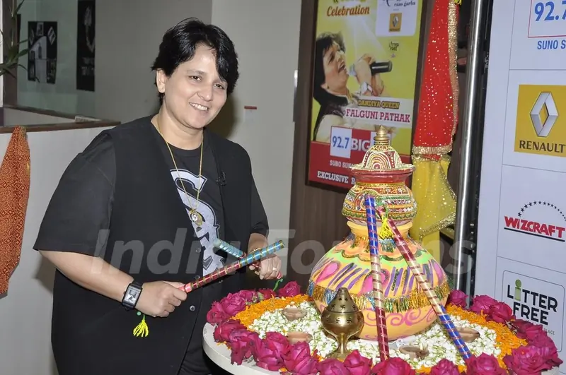 Falguni Pathak poses with the dandi at Big FM Studio