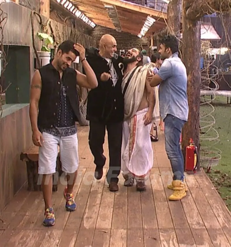 Puneet Issar cracking a joke with Praneet Bhatt at Bigg Boss 8