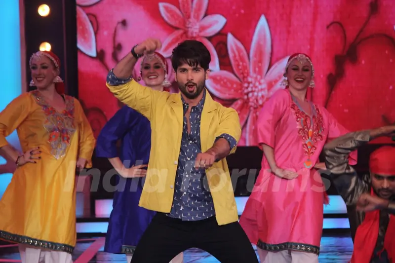 Shahid Kapoor performs on Bigg Boss 8