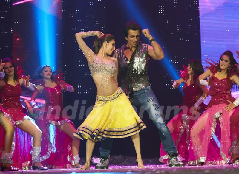 Malaika Arora Khan performs with Sonu Sood at the Slam Tour in Sears Center Arena, Chicago