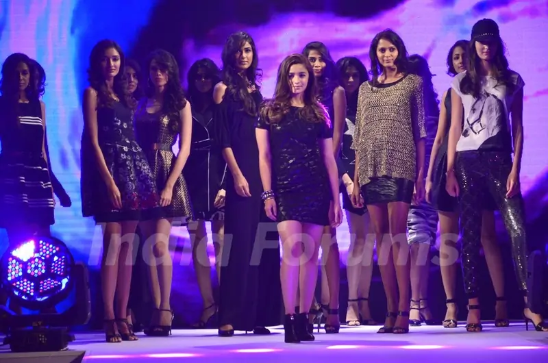 Alia Bhatt poses with the models for Jabong