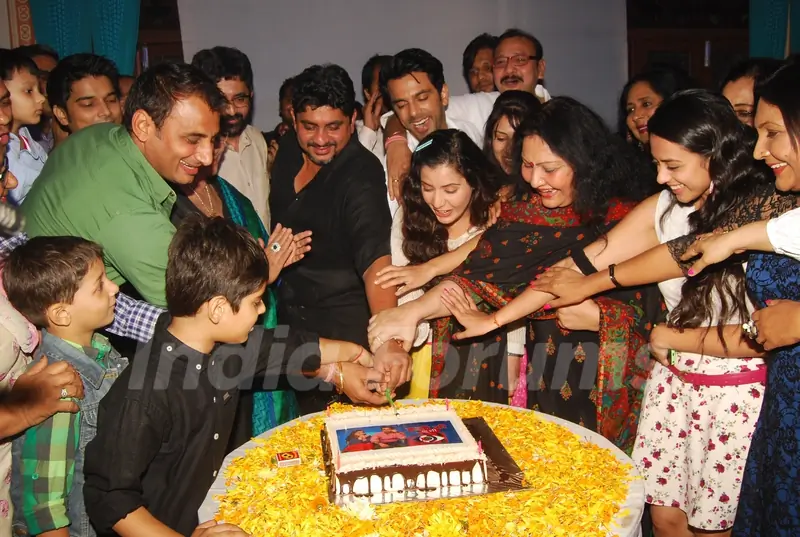 Cast and Crew cuts the cake at the Get Together on the set of Itti Si Kushi