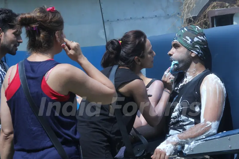 Soni Singh performs a task on Bigg Boss 8